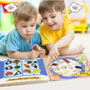 Duas Criancas Brincando com o Livro Interativo Montessori